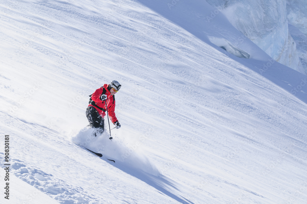 elegant unterwegs im Tiefschnee-Hang