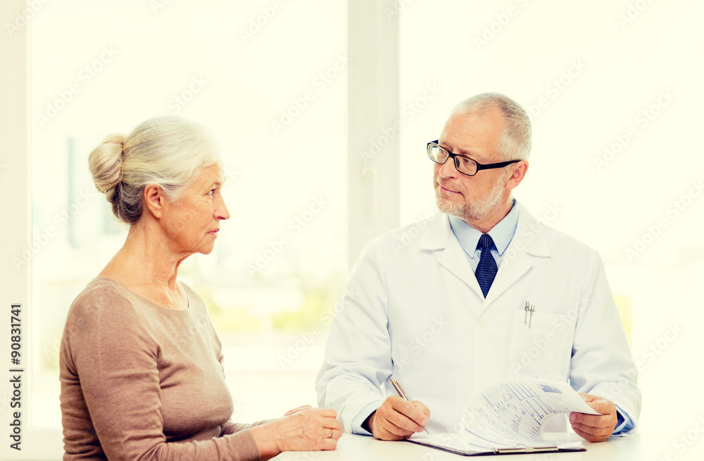 Obraz premium senior woman and doctor meeting