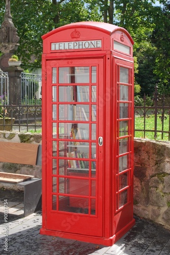 Historische englische Telefonzelle  jetzt als   ffentliche Bibliothek genutzt.