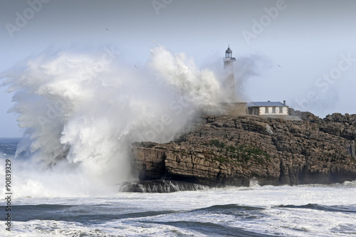 TORMENTA SOBRE FARO CON OLA GIGANTESCA photo