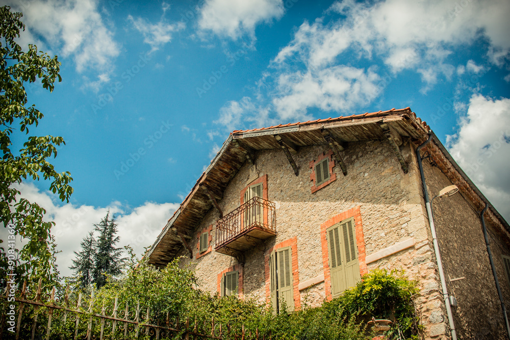 Fototapeta premium Maison dans le village du Peyruis