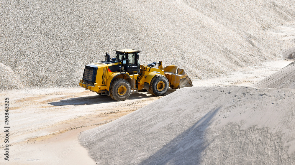Radlader in einem Kieswerk - Abbau von Sand und Kies // Wheel Loader in a gravel pit Radlader in einem Kieswerk - Abbau von Sand und Kies // Wheel Loader in a gravel pit