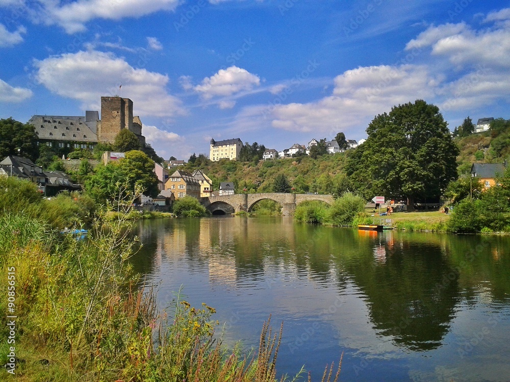 Die Lahn bei Runkel mit Burg und Brücke