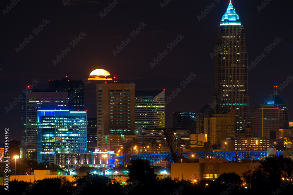 Fototapeta premium Moonrise behind Cleveland, Ohio