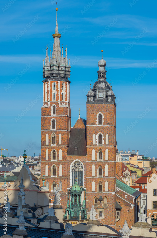Obraz Kraków, Polska, kościół NMP na Rynku Głównym widziany nad Sukiennicami (Sukiennice) z wieży ratusza późnym popołudniem