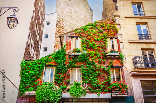 Fototapeta Naklejka Na Ścianę i Meble -  Facade of building in Paris, France