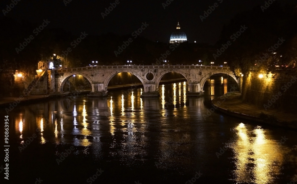 Night view of the bridge and Tiber