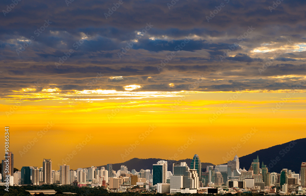Fototapeta premium city skyline on the colorful sunrise sky