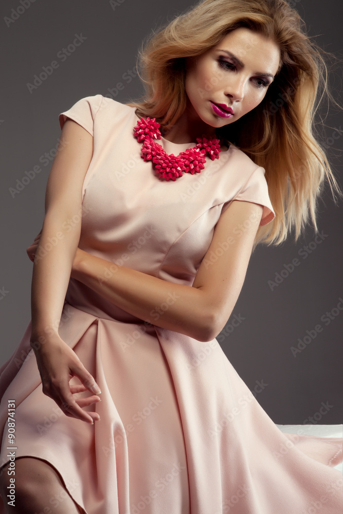 Naklejka premium ROmantic blonde lady posing in studio.