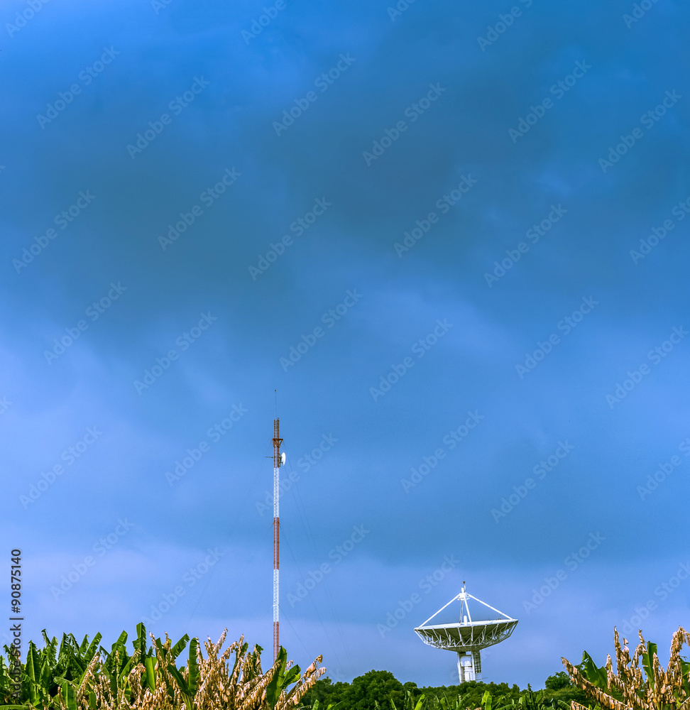 Obraz premium Large satellite dish
