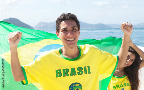 Brasilianischer Fan mit Fahne