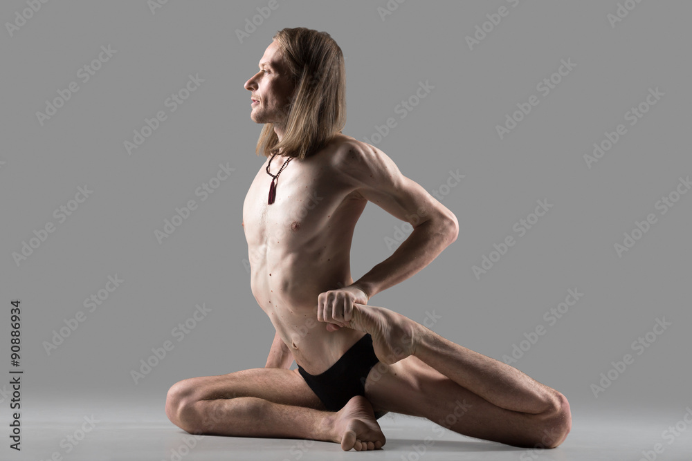 Naklejka premium Eka Pada Rajakapotasana 1