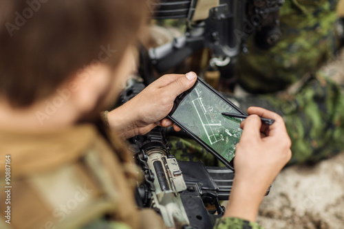 Foto commander of the Rangers paves the route on an electronic satnav