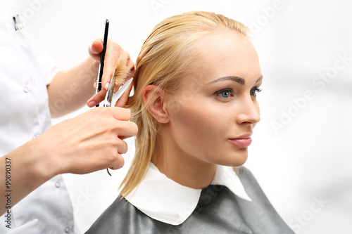 Kobieta u fryzjera.Strzyżenie włosów w salonie fryzjerskim