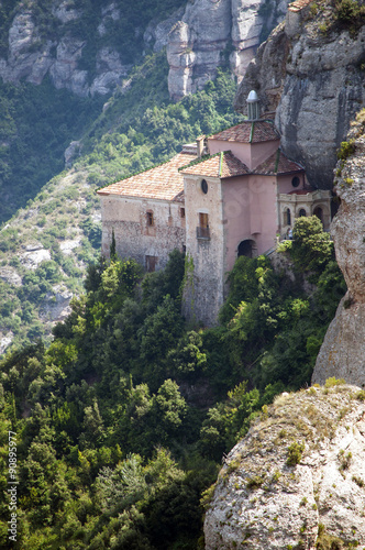 Дом на скале возле аббатства Монтсеррат, Каталония, Испания