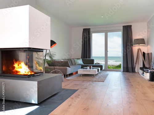 Modernes Wohnzimmer mit Kamin und Meerblick photo