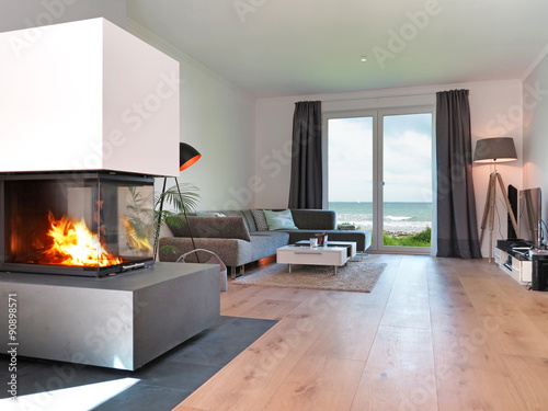 Modernes Wohnzimmer mit Kamin und Meerblick
