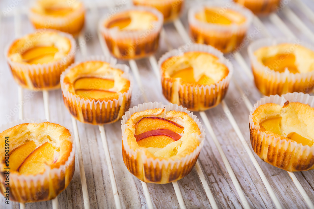Cheesecake mini with peaches on a cooling rack Cheesecake mini with peaches on a cooling rack