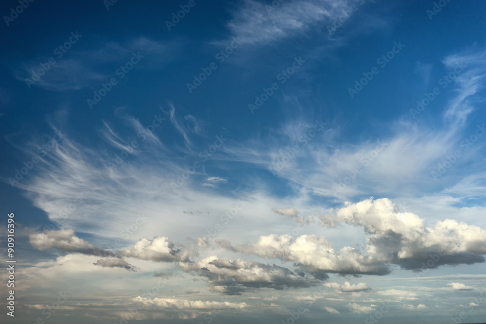 Obraz premium Beautiful clouds in the blue sky over the sea