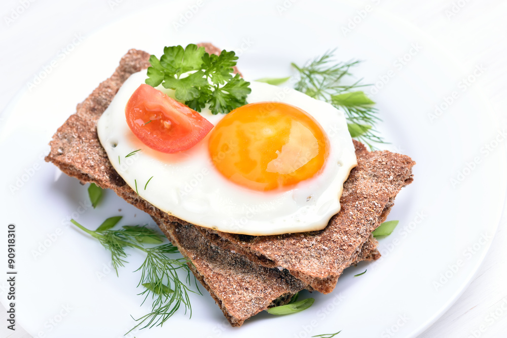 Fried egg on crispbread Fried egg on crispbread