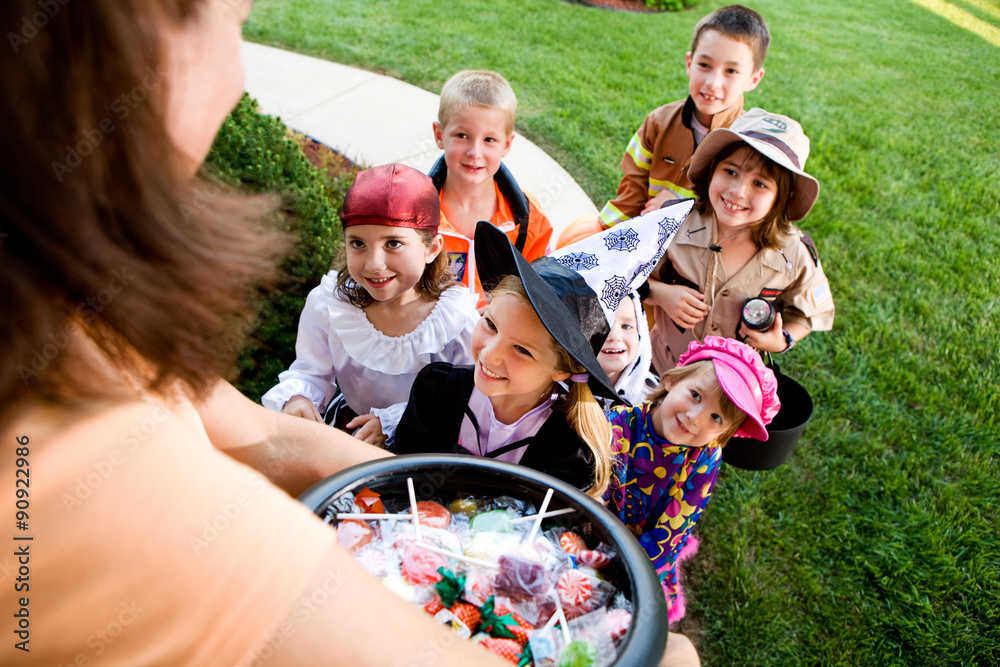 Fototapeta premium Halloween: Kids Excited to Trick Or Treat