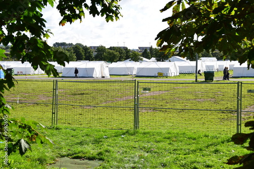 Eingezäuntes Flüchtlingslager photo