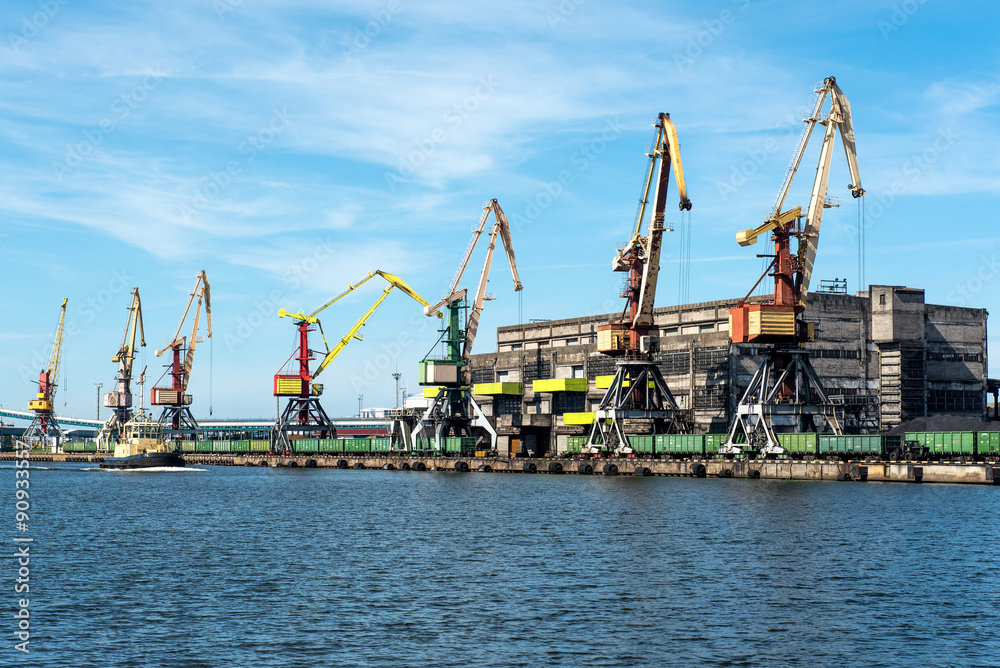 On-shore coal cargo terminal with heavy lifting cranes