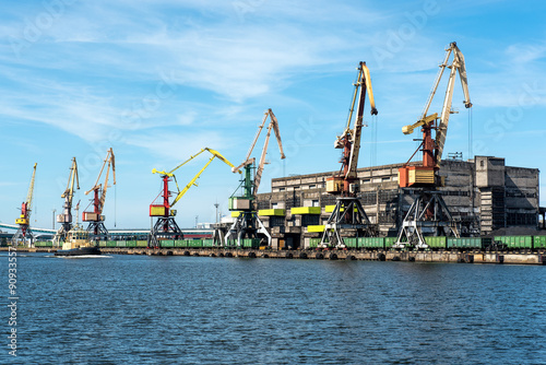 On-shore coal cargo terminal with heavy lifting cranes