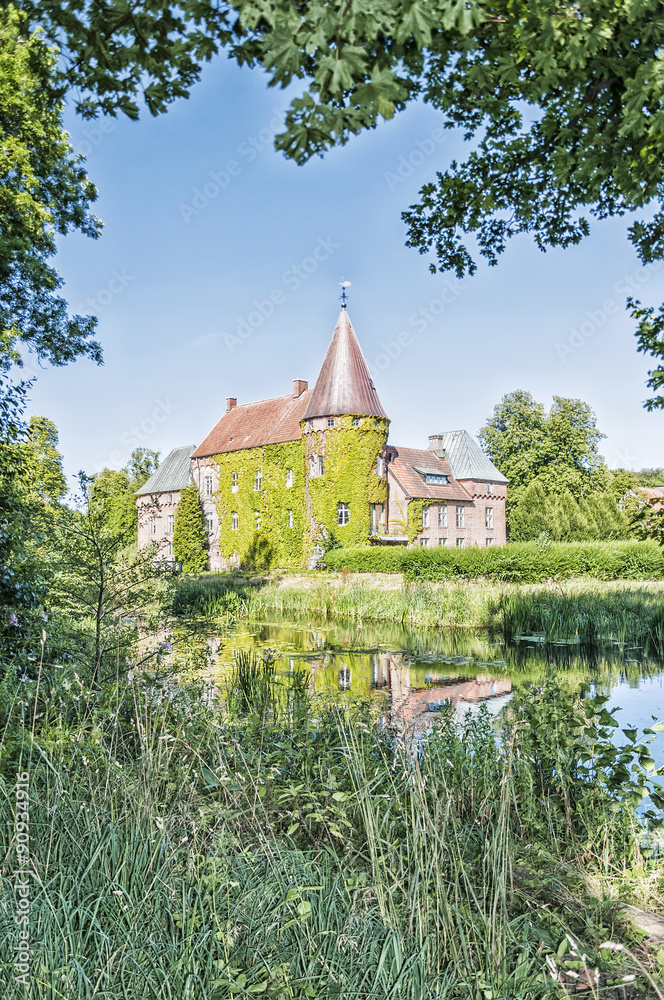Fototapeta premium Ortofta Slott through the trees