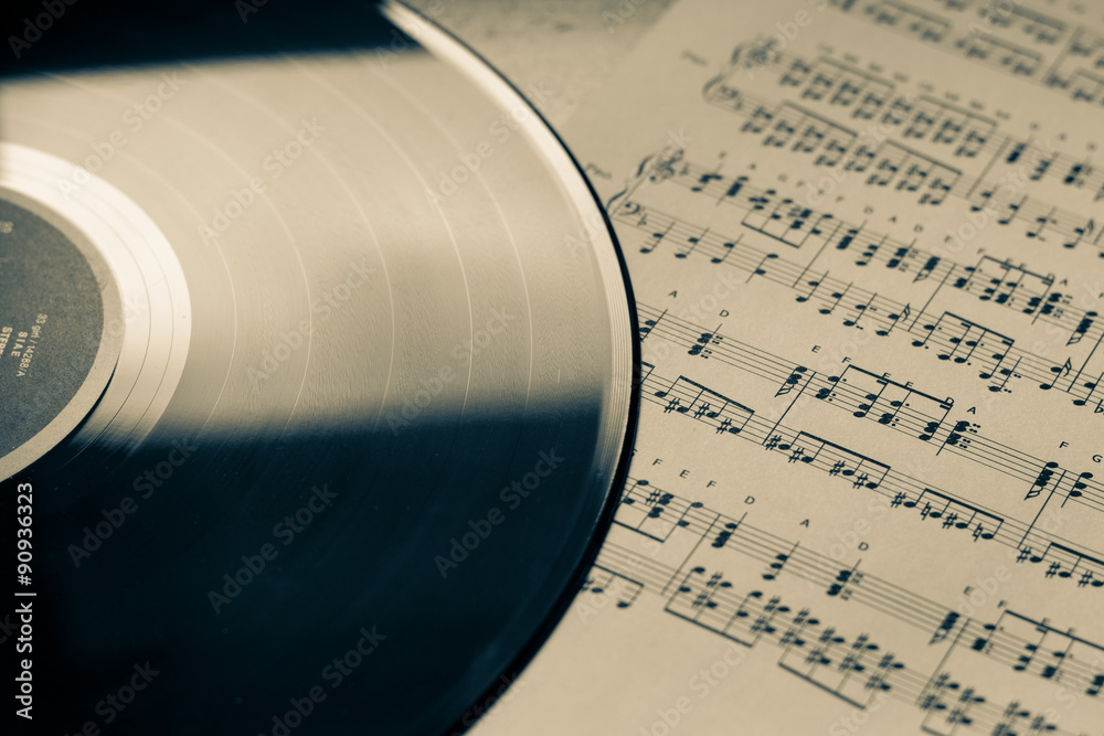 Fototapeta premium winyl on music sheet