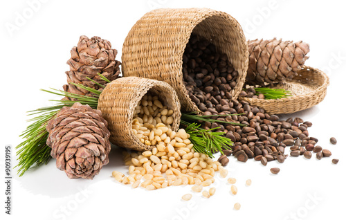 Peeled and unpeeled pine nuts