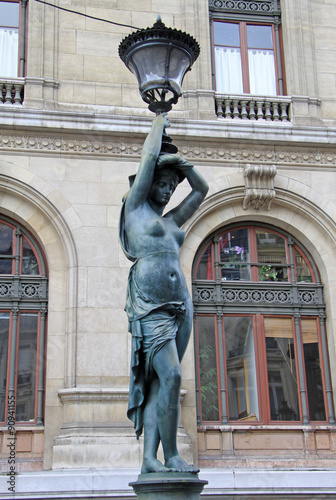 Φωτογραφία Bronze lamppost shaped as antique caryatide near Palais Garnier, the Paris Opera