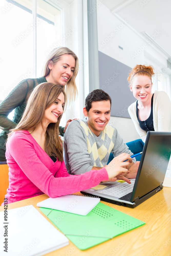 Universität Studenten lernen bei einem Projekt in Teamarbeit und benutzen einen Laptop Universität Studenten lernen bei einem Projekt in Teamarbeit und benutzen einen Laptop