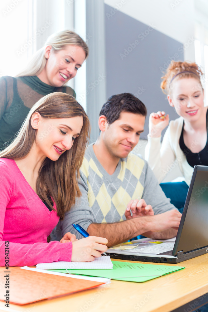Universität Studenten lernen bei einem Projekt in Teamarbeit und benutzen einen Laptop Universität Studenten lernen bei einem Projekt in Teamarbeit und benutzen einen Laptop