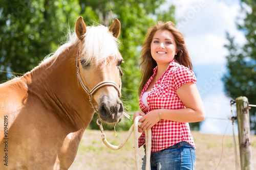 Frau mit Pferd auf Ponyhof