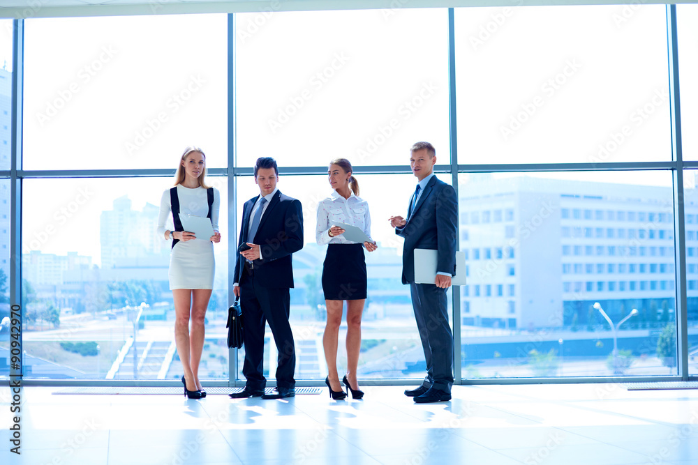 Obraz premium Smiling successful business team standing in office