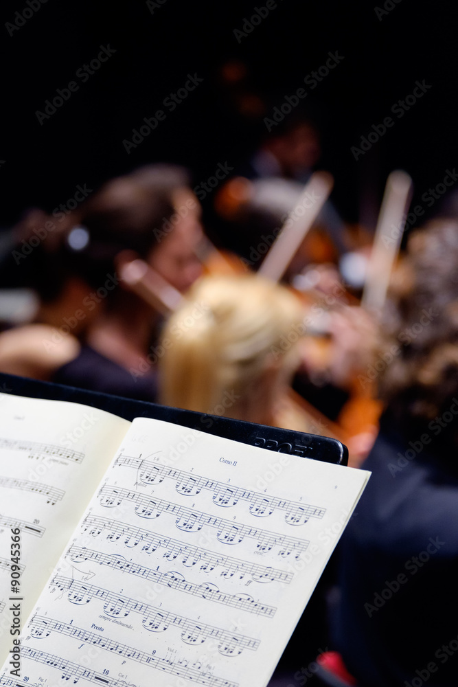 Fototapeta premium spartito con note musicali in orchestra durante un concerto