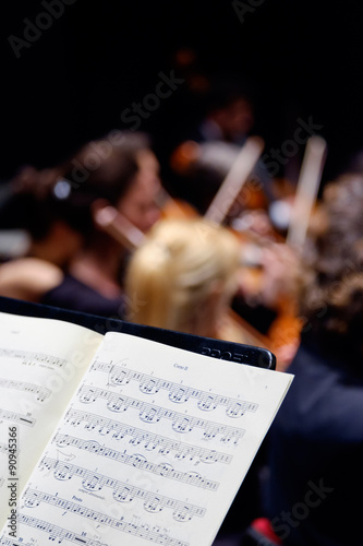 spartito con note musicali in orchestra durante un concerto