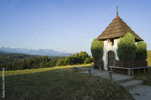 Kapliczka na Przełęczy nad Łapszanką, w oddali panorama Tatr photo