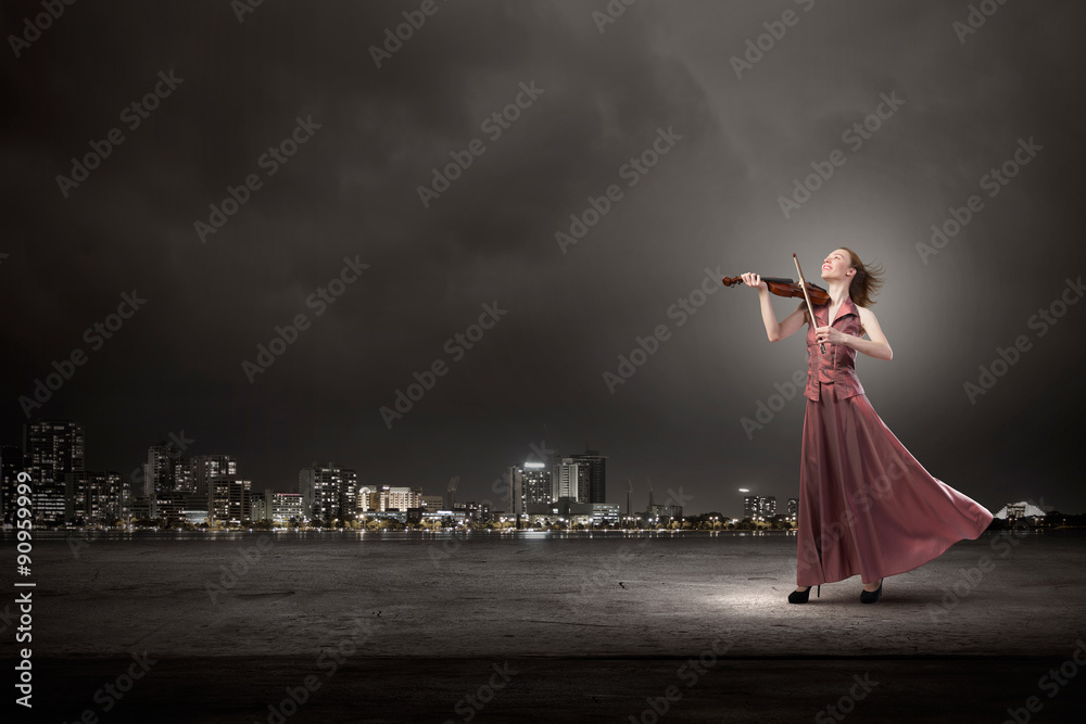 Woman play violin