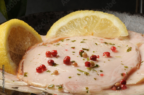 Indyka marynowane w cytrynie Turkey marinated in lemon 七面鳥レモンでマリネ Tacchino marinato al limone Pavo marinado en limón Турция маринованные в лимонном Dinde marinée au citron  photo