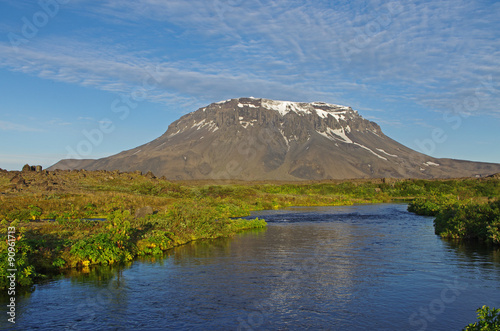 Montagne et rivière d'Islande