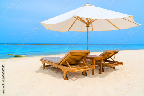 Fototapeta Naklejka Na Ścianę i Meble -  Lounge chairs on a tropical beach