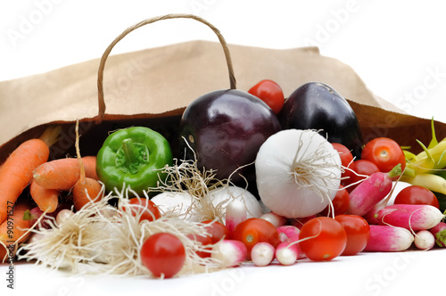 légumes frais sortant d'un sac en papier