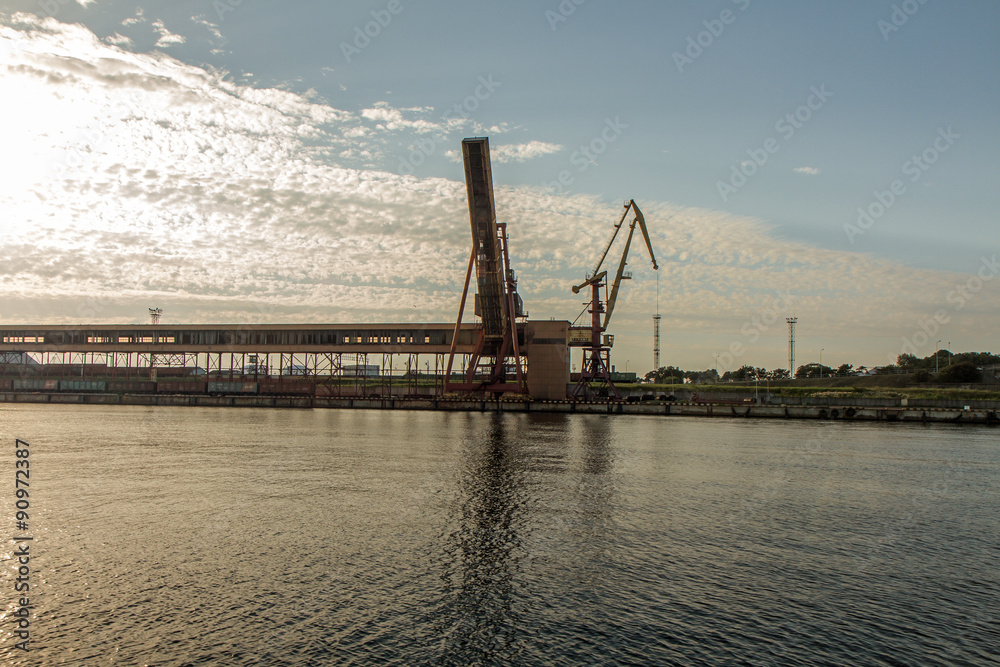 Obraz premium port cranes in evening