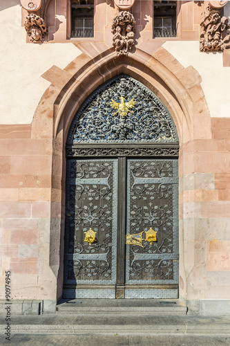 detail of old wooden door of townhall  in Frankfurt © travelview