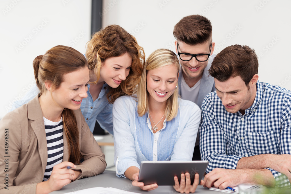 junges team im büro, schaut auf tablet junges team im büro, schaut auf tablet