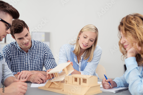 Obraz na płótnie junge architekten besprechen einen entwurf