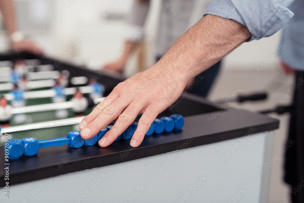 leute spielen kicker zusammen