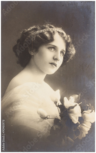 Canvastavla young woman with flowers